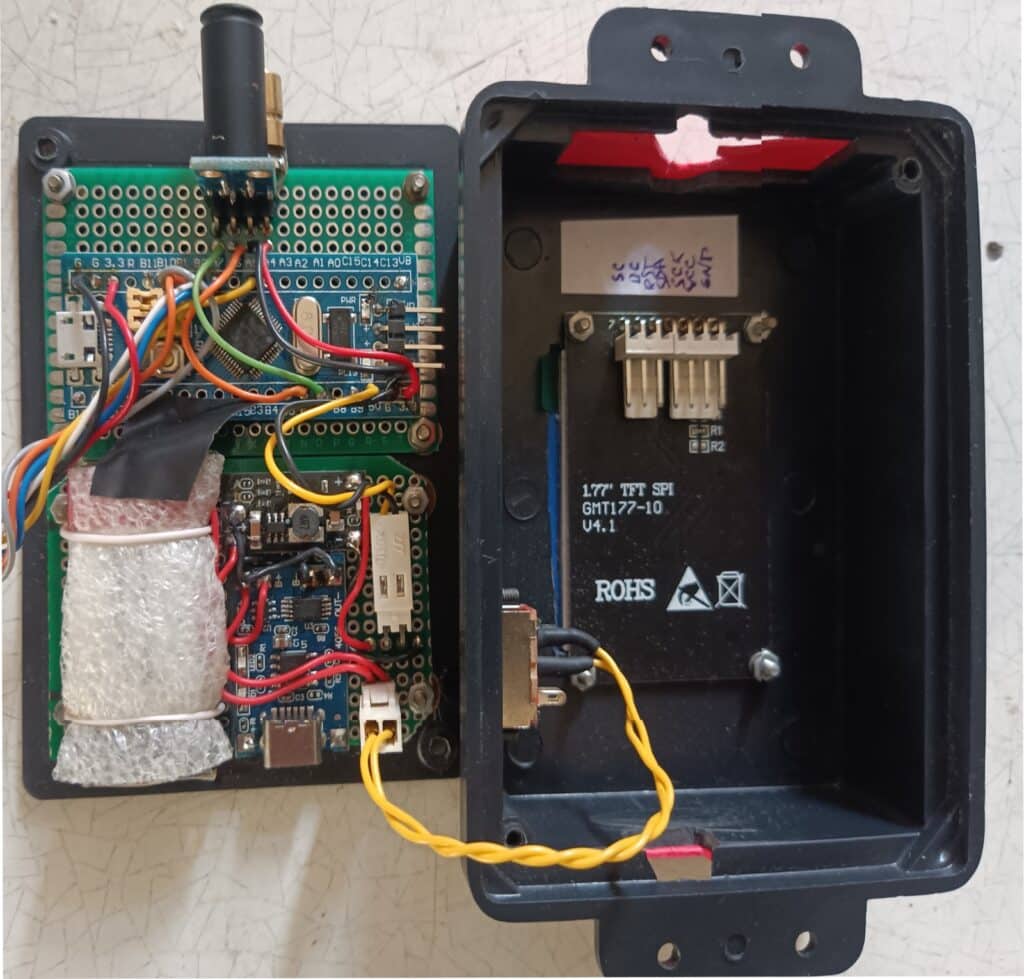 Внутрішня будова вимірювача: плата STM32 Blue Pill, модуль заряджання, акумулятор і TFT-дисплей у корпусі